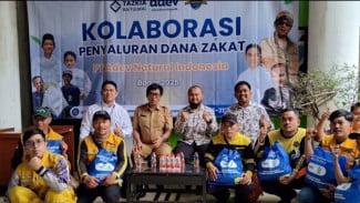 200 Petugas Penyapu Jalan di Bogor Terima Paket Sembako dari Zakat PT Adev