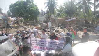 dr. Abdurrahman Tgk. Umar Salurkan Bantuan Bertahap bagi Korban Banjir Aceh Tamiang