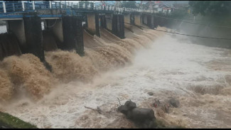 Hujan di Hulu, Katulampa Menyentuh Siaga 3 Pagi Tadi: Warga Ciliwung Waspada!
