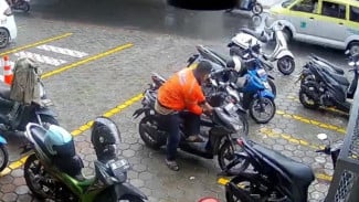 Viral! Pencuri Motor Bermodus Ojol Terekam CCTV di Cimanggu