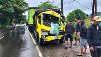Diduga Sopir Ngantuk, Truk Tabrak Kontainer di Transyogi Tanjungsari