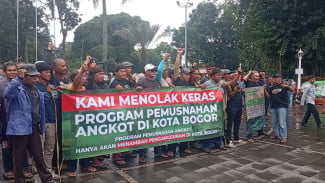 “Kami Cari Nafkah”: Sopir Angkot Bogor Protes Aturan Usia Kendaraan