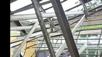 Atap Tiga Ruang Kelas SMAN 2 Gunung Putri Bogor Ambruk