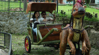 Sensasi Unik Menaiki Dinosaurus di Dino Cart Gunung Mas