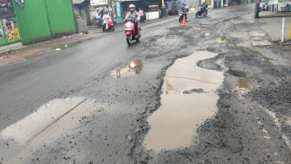 Sejumlah Titik Jalan Raya Provinsi Transyogi Rusak Parah, Ancam Keselamatan Pengguna Jalan