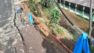 Hujan Berkepanjangan Picu Pergerakan Tanah di Sukawangi, Warga Diminta Waspada