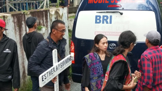 Selamat Jalan Esther: Isak Tangis Warnai Pemakaman Esther Sianipar, Pramugari Korban Pesawat ATR di Bogor