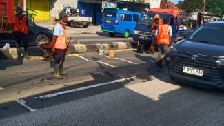 Viral Banyak Pengendara Terjatuh, Jalan Raya Kemang Akhirnya Mulai Diperbaiki Kementerian PU