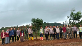 Pemdes Cileksa Sinergi dengan Polri, Tanam Jagung dan 500 Pohon Dukung Ketahanan Pangan dan Lingkungan
