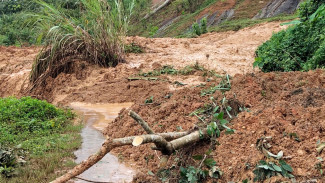 Akses Jalan Desa Tertutup Longsor, Aktivitas Warga Lumpuh dan Sekolah Terpaksa Diliburkan
