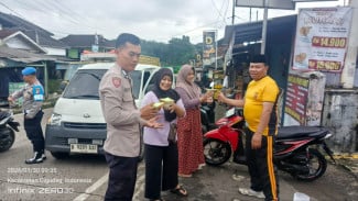 Kapolsek Cigudeg Bagikan Ratusan Paket Makanan Lewat Program Jumat Berkah