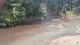 Air Sungai Cihideng Menghitam, Warga Cigudeg Duga Tercemar Limbah PETI