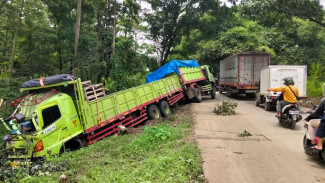 Dua Dump Truck Bermuatan Batu Terperosok di Tanjakan Mengker, Niat Menolong Berujung Kecelakaan