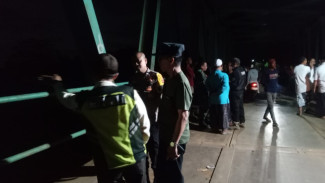 BREAKING NEWS: Pekerja Perbaikan Jembatan Leuwiranji Terjatuh ke Sungai Cisadane, Korban Belum Ditemukan