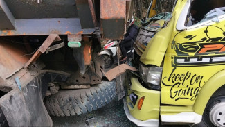 Lagi-lagi Tanjakan Mengker Makan Korban, Mobil Double Engkel Tabrak Kontainer Mogok