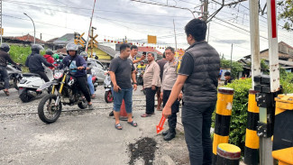 Seorang Penjaga Rel Kereta Terserempet KRL di Jalur Bogor–Jakarta