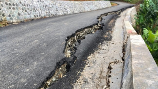 Baru Dua Bulan Diaspal, Jalan Kabupaten Bogor Sudah Amblas dan Retak, Warga Pertanyakan Kualitas Proyek