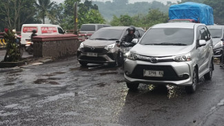 Rusak Parah, Jalan KH Abdullah Bin Nuh Yasmin Bikin Pengendara Waswas