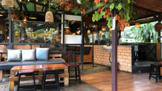 Masih Eksis dari 2001! Waroeng Taman Jadi Spot Nongkrong Cozy di Taman Kencana