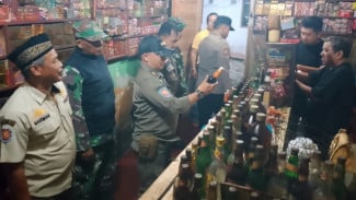 Jelang Ramadhan, Polsek Kemang Sita 60 Botol Miras dalam Operasi Gabungan