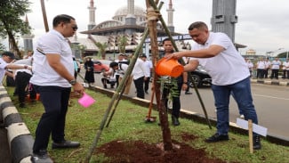 Rudy Susmanto Pimpin Korve Tanam 1.000 Pohon di Kawasan Gelora Pakansari