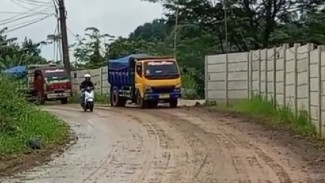 Jalan Sukasari–Huluwarang Rumpin Becek dan Licin, Diduga Akibat Ceceran Galian Tanah