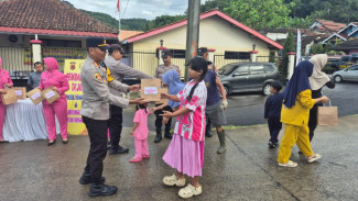 Ramadan Penuh Kepedulian, Polsek Nanggung Gelar Bagi Takjil dan Bukber Bersama Warga