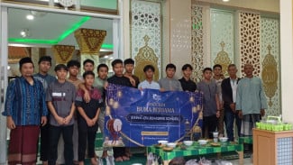 Ramadan Penuh Makna: Siswa IDN Boarding School Jonggol Berbagi Iftar, Hangatkan Warga Sukanegara
