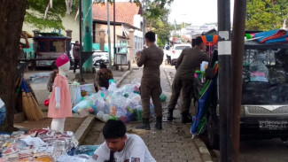 Ramadan 1447 H, Satpol PP Cariu Tertibkan PKL di Taman Tematik LBP Demi Ketertiban