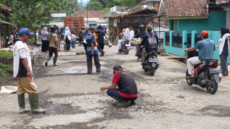 Jalan Ace Tabrani Rusak Parah, Warga dan FKBP Bogor Barat Gelar Aksi Galang Dana