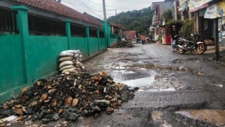 Lewat Program CSR, Antam UBPE Pongkor Bantu Perbaikan Jalan Rusak Kalongliud–Bantarkaret