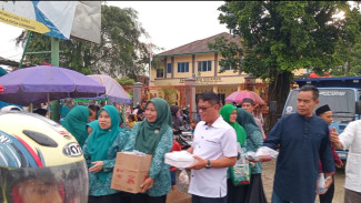 Pemdes Cibinong Gunungsindur Bagikan 400 Paket Takjil Gratis untuk Pengguna Jalan
