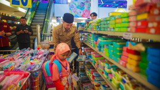 Lewat Program Baznas,  Dedie Rachim Ajak Anak Yatim Belanja Baju Lebaran