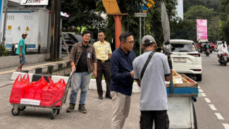 BRI Bogor Pajajaran Berbagi 75 Paket Makanan untuk Pengguna Jalan di Bulan Ramadan