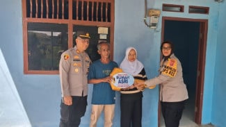 Kapolres Bogor Wujudkan Rumah Layak Huni, Kunci Rumah Asri Diserahkan ke Warga Ciomas