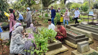 Tradisi Ziarah Kubur Usai Salat Idulfitri, Ribuan Warga Padati Pemakaman Dredet