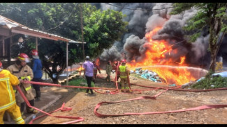 3 Jam Berjibaku, Damkar Padamkan Kebakaran Pabrik Helm di Rumpin, 90 Persen Aset Hangus