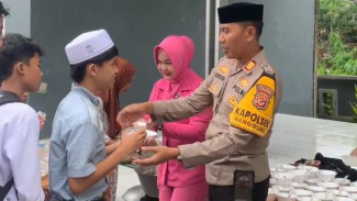 Jumat Berkah, Kapolsek Nanggung Bagikan Ratusan Porsi Bakso dan Siomay Pada Jamaah Masjid Al-Ikhlas