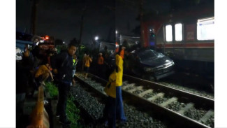 Mobil Innova Tertemper KRL di Bogor Usai Tabrak Trotoar, Pengemudi Diduga Kabur dari Lokasi