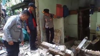 Kapolsek Rumpin Tinjau Rumah Terdampak Pergerakan Tanah di Sukamulya, Dua Keluarga Mengungsi