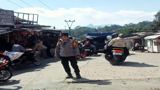 Antisipasi Macet Akhir Pekan, Kapolsek Sukamakmur Turun Langsung Atur Lalu Lintas di Jalur Wisata