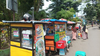 Harga Plastik Es Melonjak di Bogor, Pedagang Starling Terjepit Biaya dan Dilema Naikkan Harga