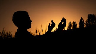 Kekuatan Doa dalam Diam: Mengapa Curhat kepada Allah di Sepertiga Malam Lebih Menenangkan Jiwa?