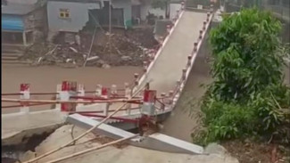 Ironi! Baru Diresmikan, Jembatan Gobang–Rabak Ambruk Dihantam Banjir