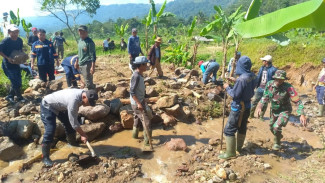 Gotong Royong Perbaiki Jembatan Putus di Sukamakmur, Polisi dan Warga Turun Tangan
