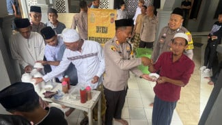 Jumat Berkah, Polsek Nanggung Bagikan 200 Porsi Bakso di Masjid Al-Mujahidin