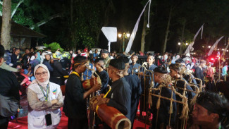 Ribuan Warga Padati Museum Batu Tulis Sambut Kirab Mahkota Binokasih