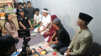 Kunjungi Desa Petir, KDM Santuni Keluarga Korban Longsor dan Tinjau Infrastruktur Rusak
