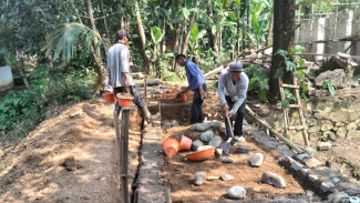 Desa Cikutamahi Bangun Bak Intake untuk Penuhi Kebutuhan Air Bersih Ponpes