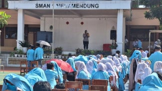 Kapolsek Megamendung Bekali Siswa SMAN 1 Megamendung Wawasan Kebangsaan Saat Pengumuman Kelulusan